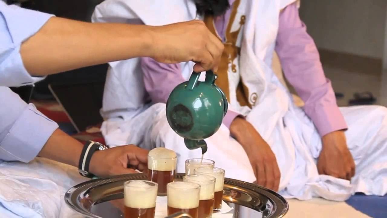 La forma del sahara de preparar té saharauiالطريقة الصحراوية لتحضير الشاي الصحراوي