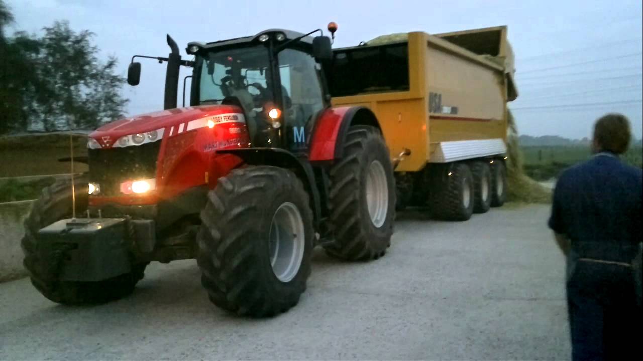 Mais inkuilen 2011 bij Maatschap Otten Neer door Mart Munsters MF 8690
