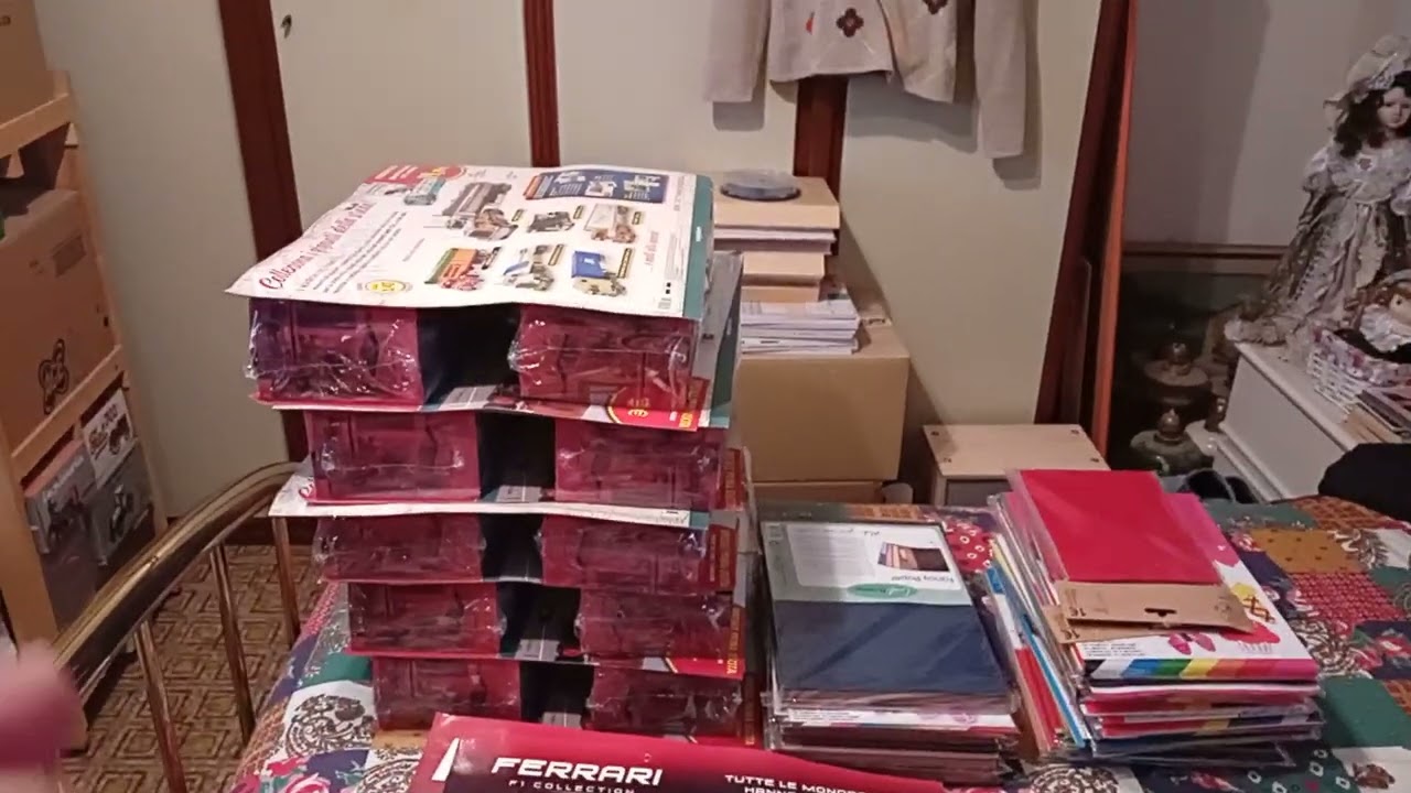 Automodelli stoccati da un grossista della distribuzione per edicole che ha chiuso