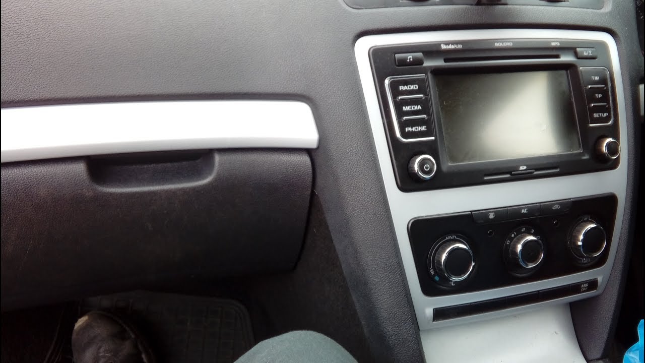 How to remove Skoda Octavia mk2 2004 -2013 radio,simple step by step guide