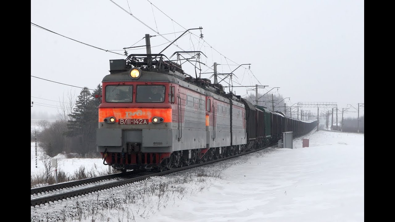 ВЛ11 142 с грузовым поездом на перегоне Балезино - Шур Горьковской железной дороги.