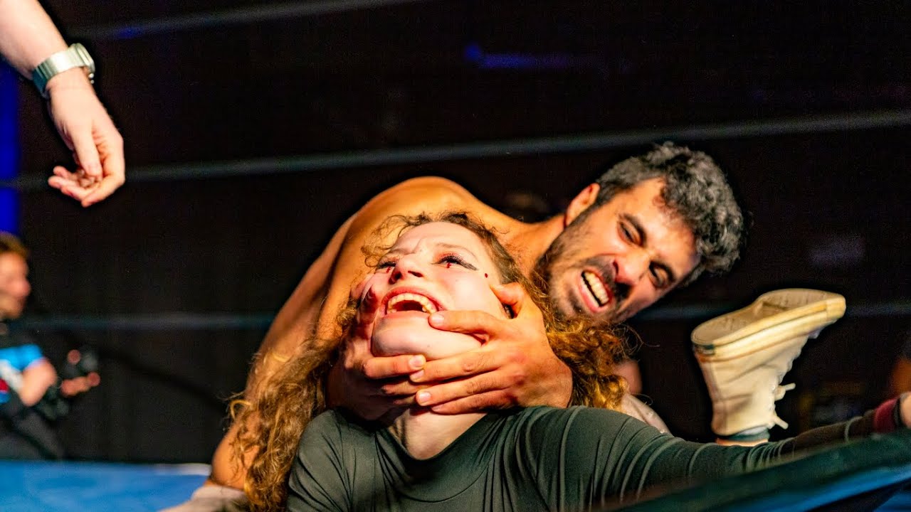 שירה סיני בקרב היאבקות נגד לירן "קאזה" מזרחי. IPWA רסלינג כמו אצל האמריקאיים בבית ציוני אמריקה.