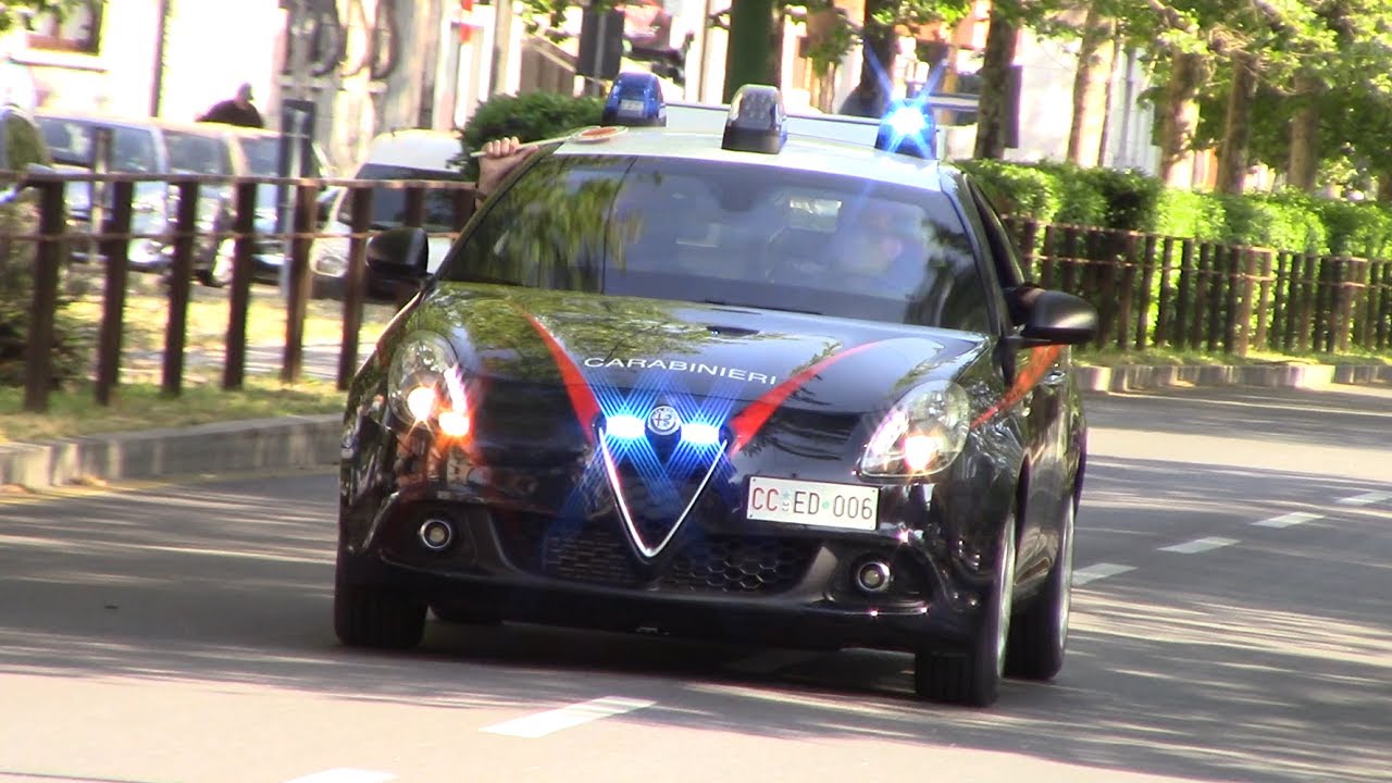 CARABINIERI IN SIRENA (Milano)