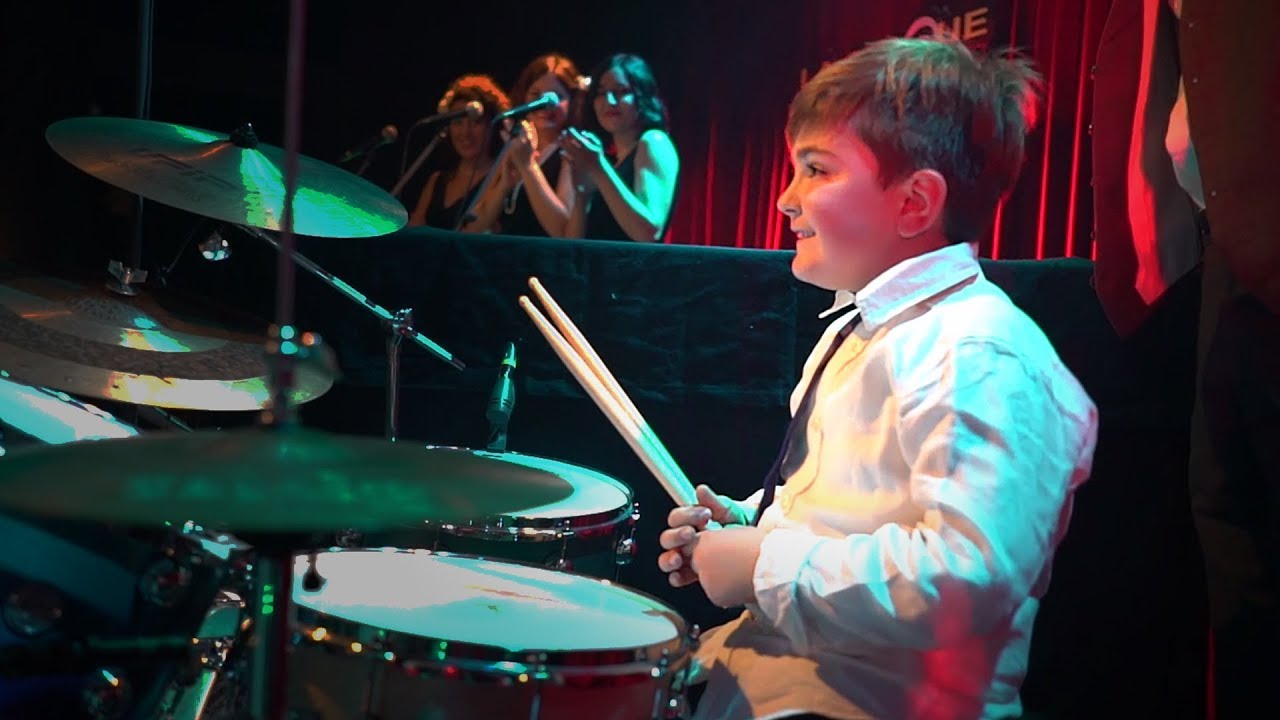 Bambino di 8 anni suona Liquid Lunch con i Free Shots (Caro Emerald cover)