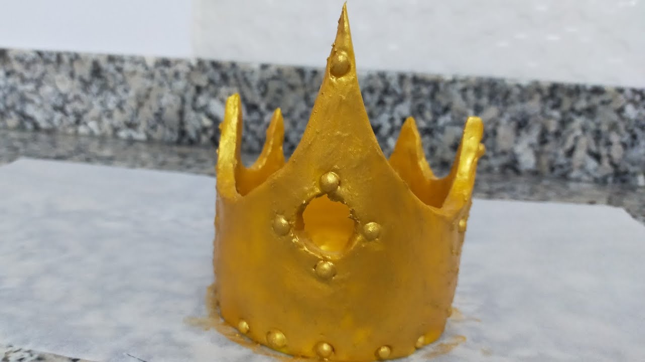 تاج من عجينة السكر لتزيين حلوة عيد ميلاد بطريقة سهلة و بسيطة.   crown/couronne