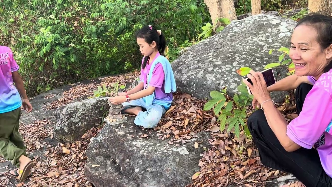 ประวัติ ￼ผาพบรักแต่ธิดาลาวกับศิษย์พี่กำลังวางแผนจะลักอิหยังน้อ