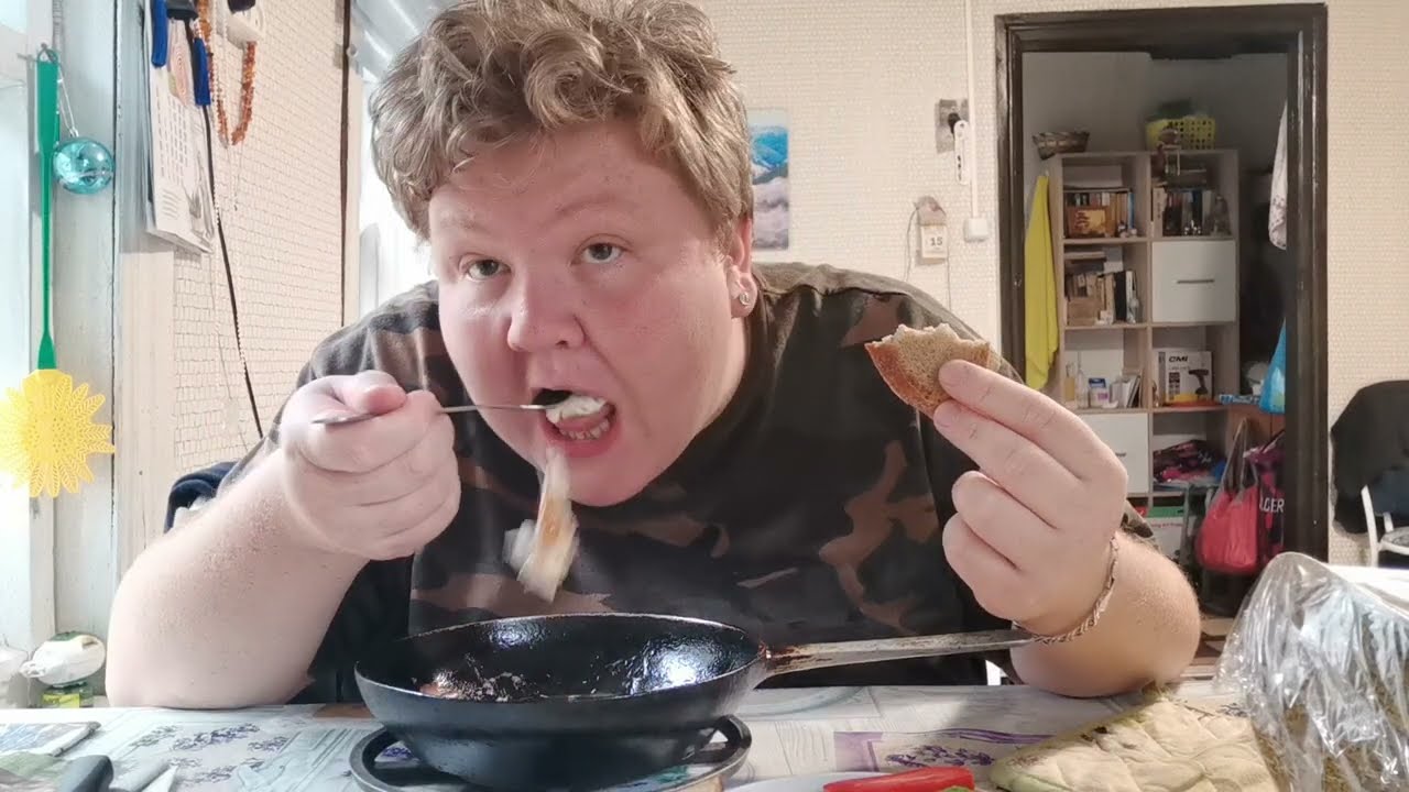Яичница с салом и сыром, огурчик и дыня