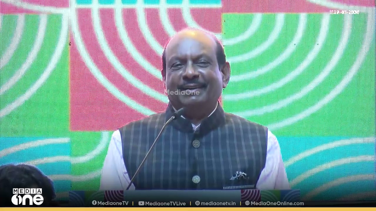 ചങ്ങമ്പുഴയുടെ കവിത ആലപിച്ച് എം.എ യൂസഫലി...; ലോക കേരളസഭ ഉദ്ഘാടന പൊതുസമ്മേളനത്തിൽ നിന്നുള്ള കാഴ്ച