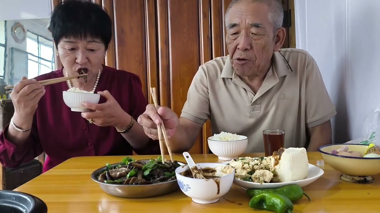 集上的人不多，摊位也不多。午餐全是素菜，蘑菇炒尖椒，小葱拌豆腐喝鹿茸酒。