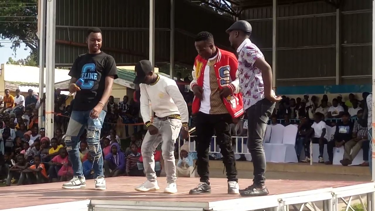 Young junior KOTESTES electric live performance