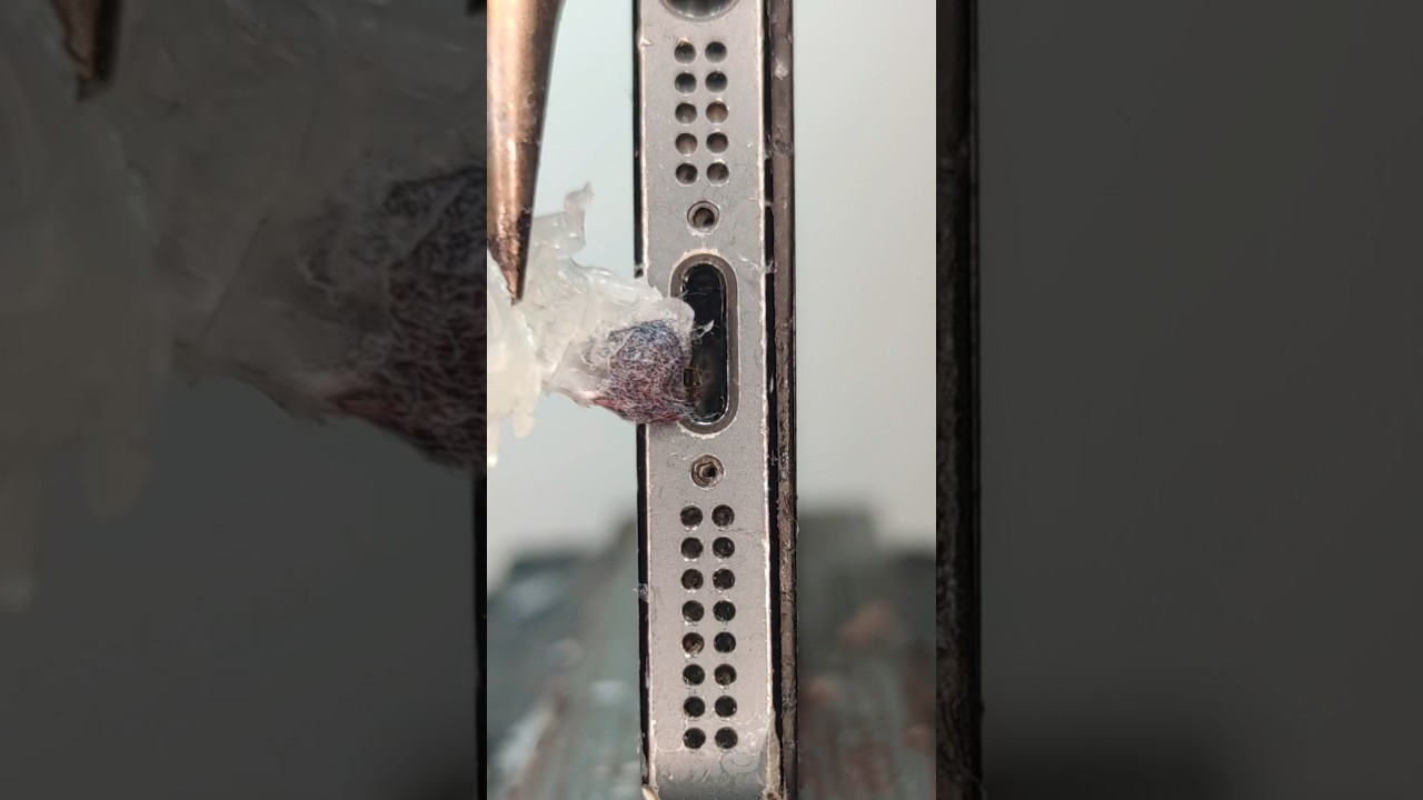 Cleaning iphone Charging Port Wi-Fi Hot Glue, don’t try!😑 
