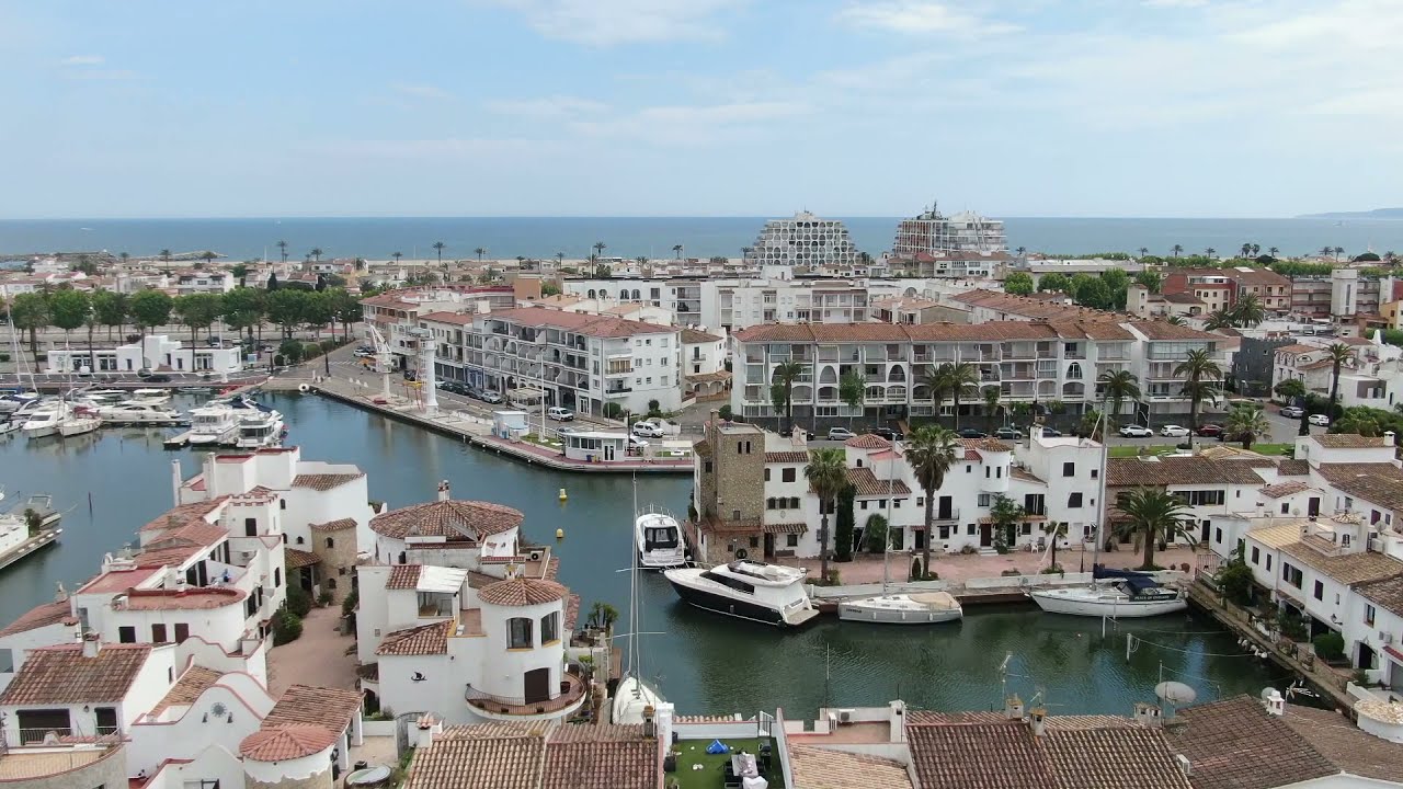 Empuriabrava. Canales y casas DRONE 4K