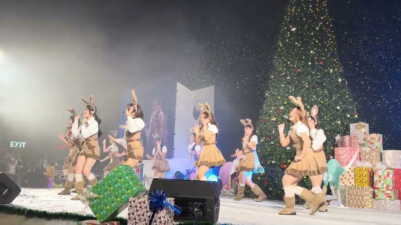 【4K60】BNK48『12-Gatsu No Kangaroo』Firrrt Performance @The Mall Bangkae 19Dec2025