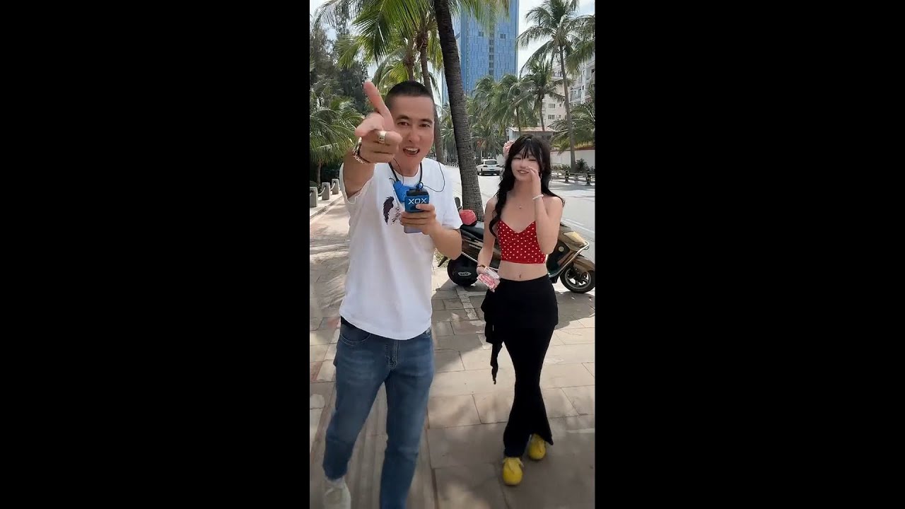 一个小老妹让我叫她妈妈，另一个老妹让我叫她奶奶。