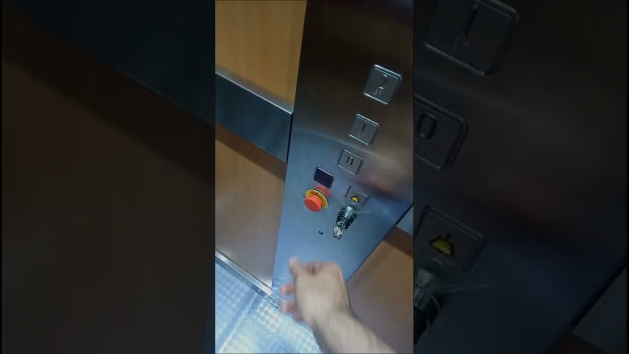 Tranquilizar al usuario del ascensor.