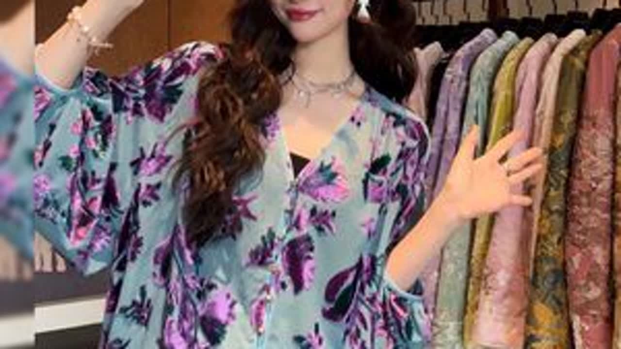 慵懒松弛小衫🧚🏻‍♀️“释放一些春日轻盈感” 轻盈的，有呼吸感的自在小衫就像是春风拂面的舒适和恰到好处～#我的夏日连衣裙必买清单 #中式美学服饰 #小衫 #ootd