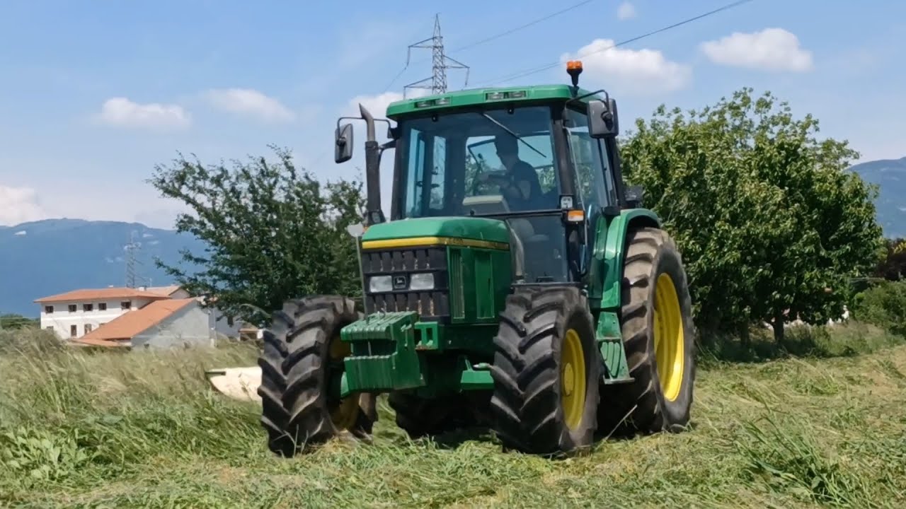 Sfalcio erba con John Deere 6400 e falciatrice Krone