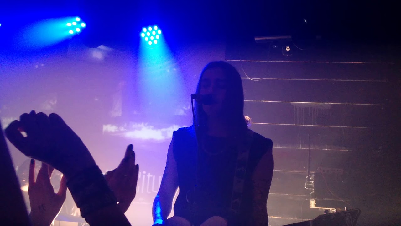 Into It - Chase Atlantic (live in Madrid) 12.22.2018