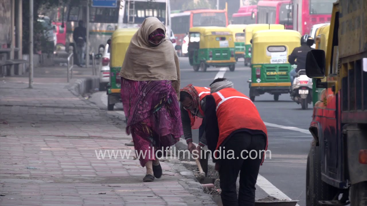 PWD road maintenance work || Cleaning streets of New Delhi amid congested traffic