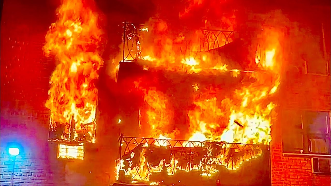 *{VERY EARLY ARRIVAL}~FDNY BOX 2866}~{FDNY BATTLING MAJOR 2ND ALARM FIRE ON CROSS BRONX EXPY,BRONX}*