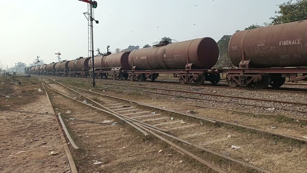 Couple of GMCU-15 locomotives 4905 & 4912 leading oil tanker train | Pakistan Railways | HMC Malrail