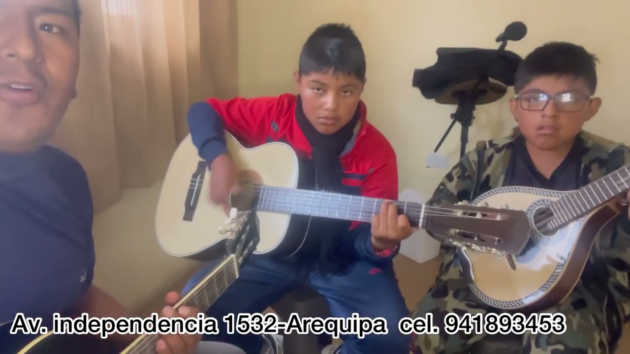 Dos niños chumbivilcanos ejecutando la mandolina y Guitarra