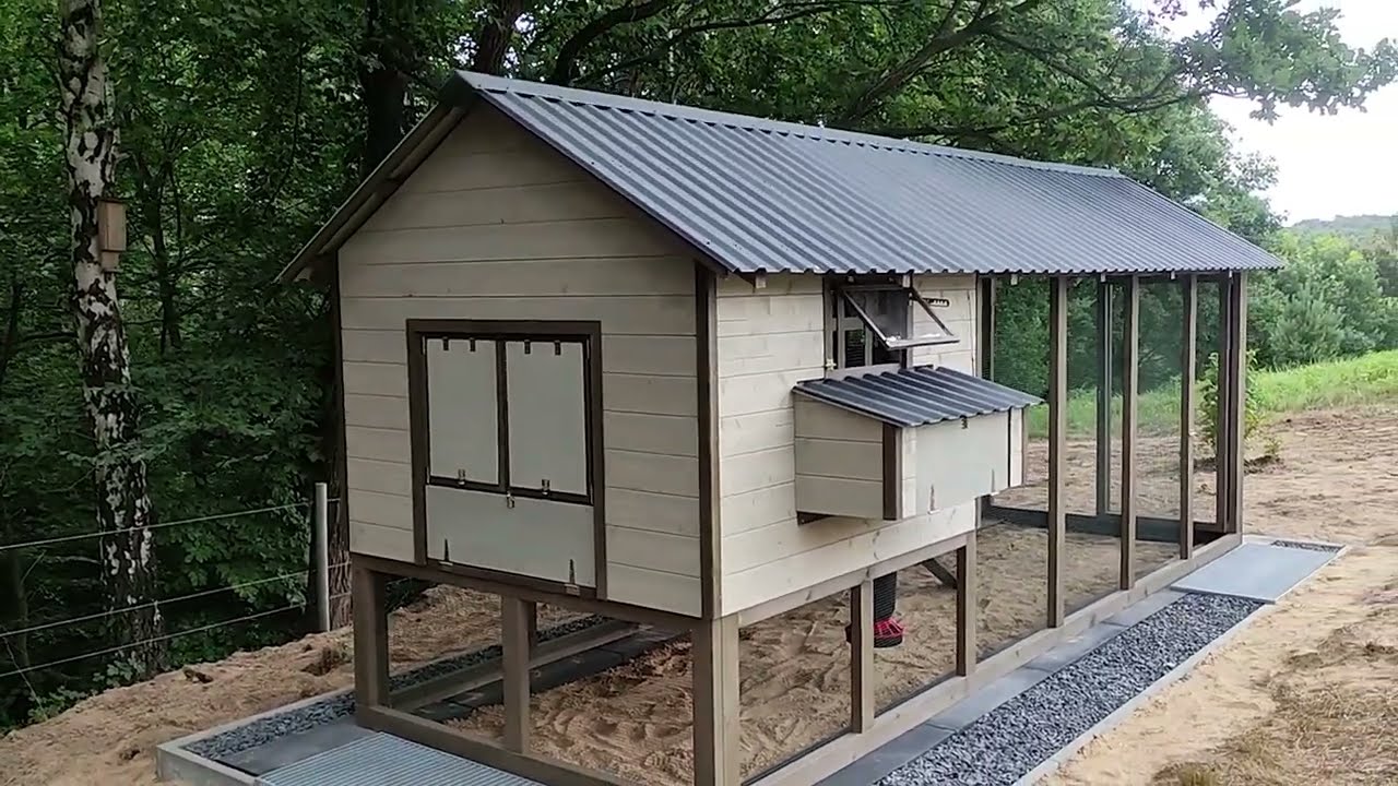 Piękny drewniany Podlaski Kurnik z wolierą w ogrodzie. Kurnik na 20 kur.