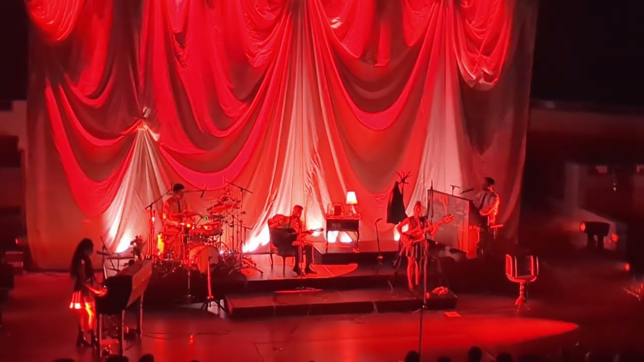 @AsafAvidan  Sixteen Hooves, 19-10-25, Tivoli Vredenburg Utrecht ✨✨💛✨✨