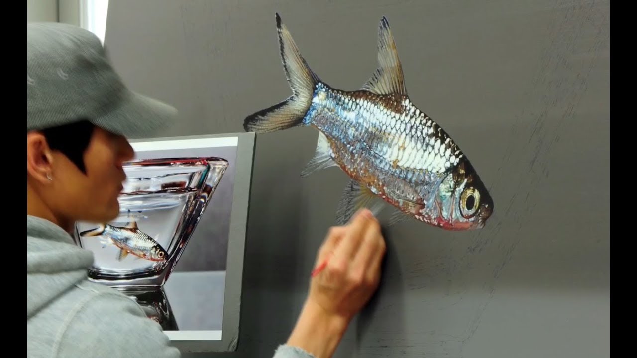 Artists Paints Incredibly Realistic Painting of Fish in Glass