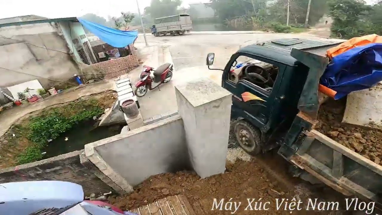 Máy Xúc Xúc Đất Màu Lên Xe Ô Tô 2.5t Vừa Lái Máy Vừa Lái Xe Ô Tô. Máy Xúc Việt Nam Vlog