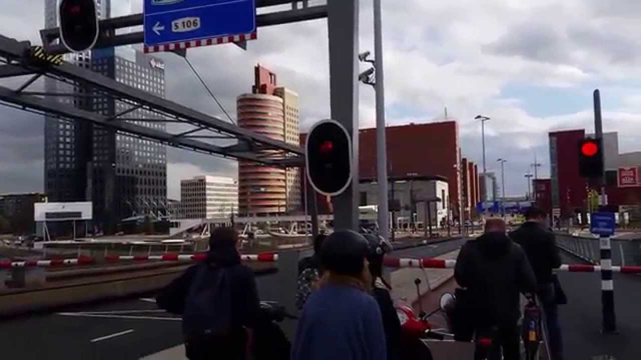 Erasmusbrug open voor schip van Fugro op 8-10-2015