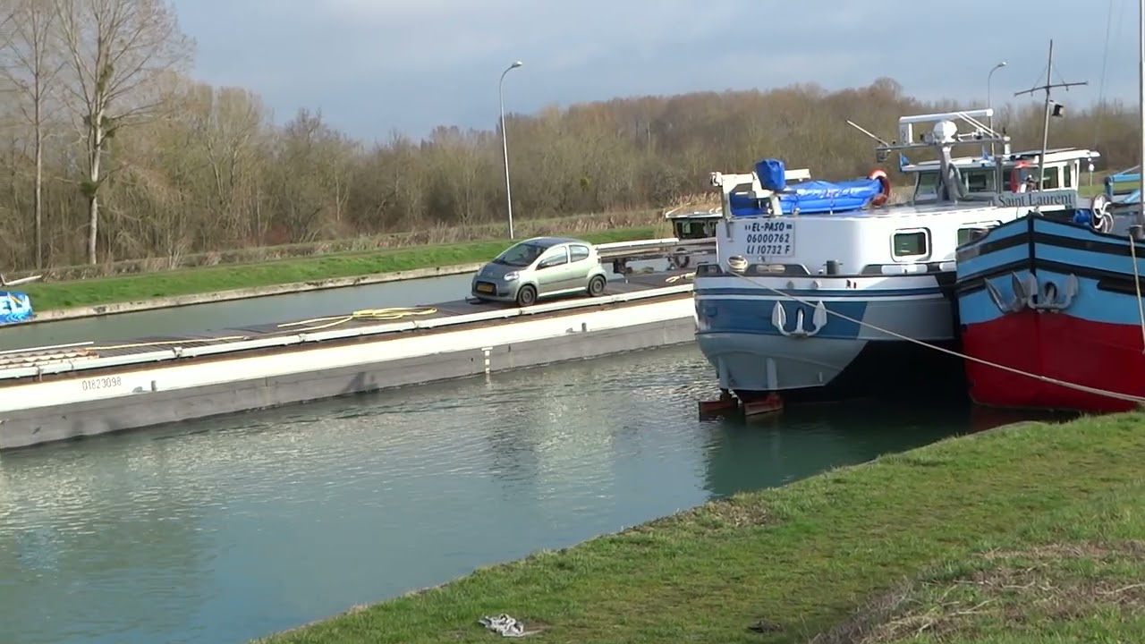 Péniches / Berry au Bac / AUDE arrive avalant du canal des Ardennes ( 16.03.23 )
