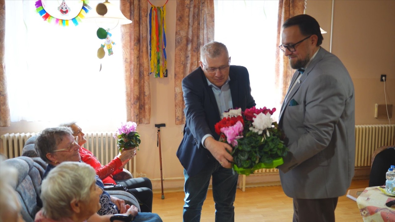 VIRÁG – Nőnap alkalmából a hatvani szépkorú hölgyeket is köszöntötték