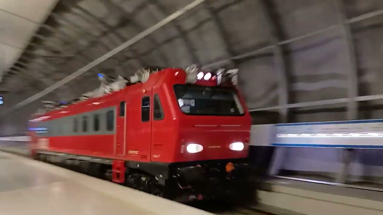 P juna Aviapoliksessa ja Huoltojuna Meeri Liv75193 Helsinkiin ohittaa Aviapoliksen aseman