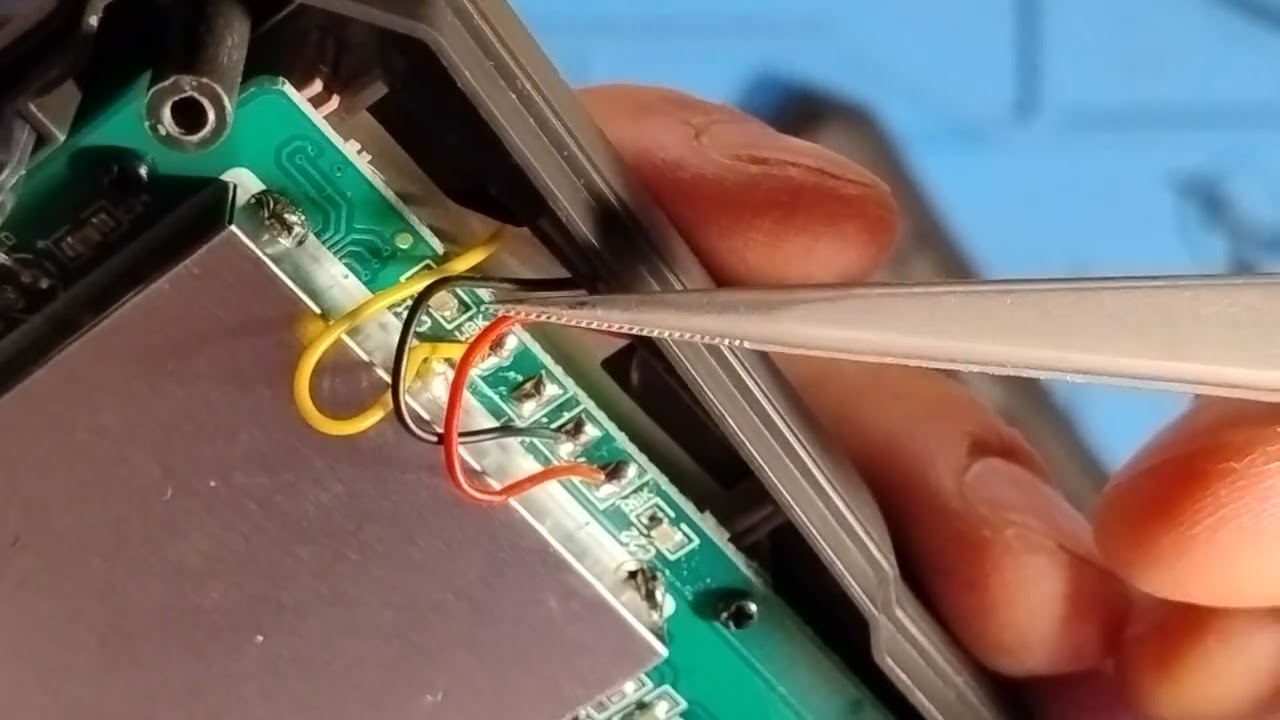 Aicevoos AS-98D w środku. Multimetr dla elektronika.