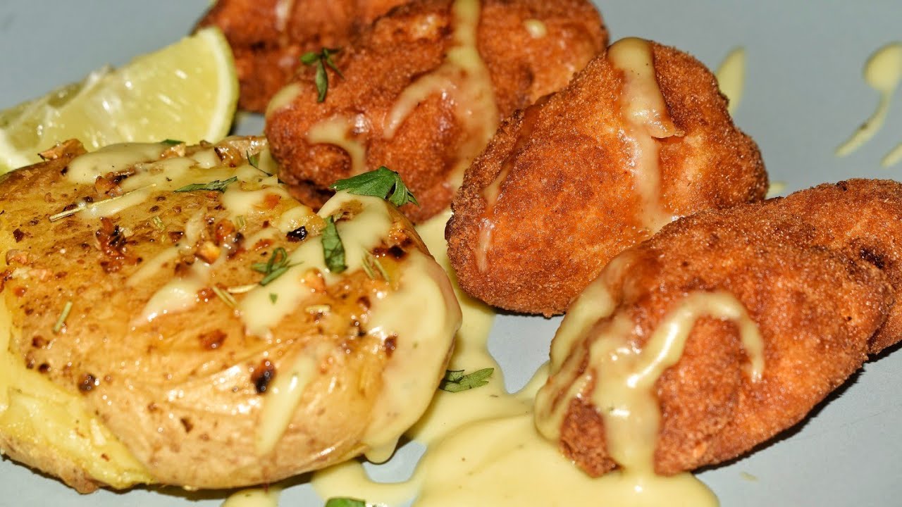 الدجاج المقرمش اسكالوب مع صلصة الجريفي والبطاطس بطريقة رهيبة  Chicken Escalope With Gravy