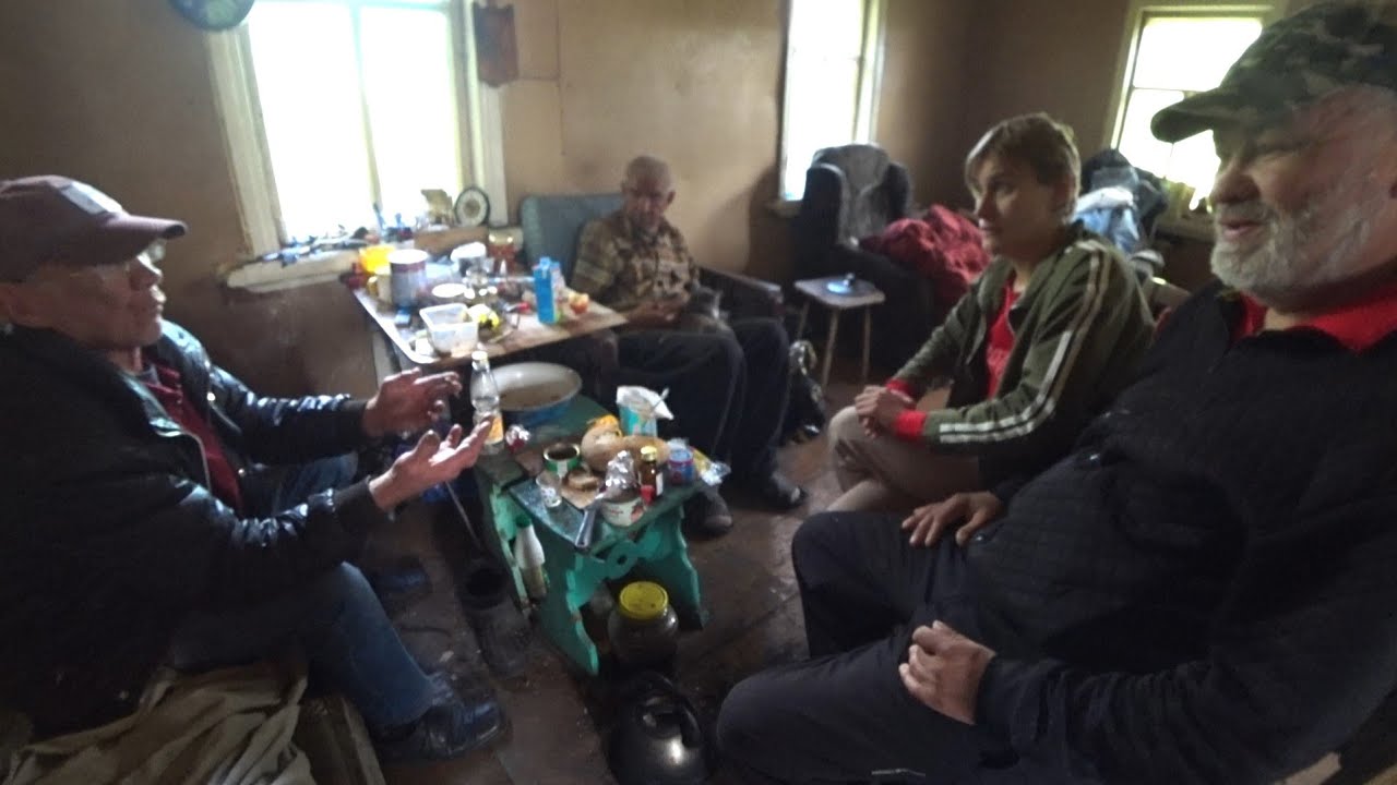 БАНКЕТ ПРОДОЛЖАЕТСЯ АЙРАТ И КОЛЯ ВЕСЕЛО СИДЯТ
