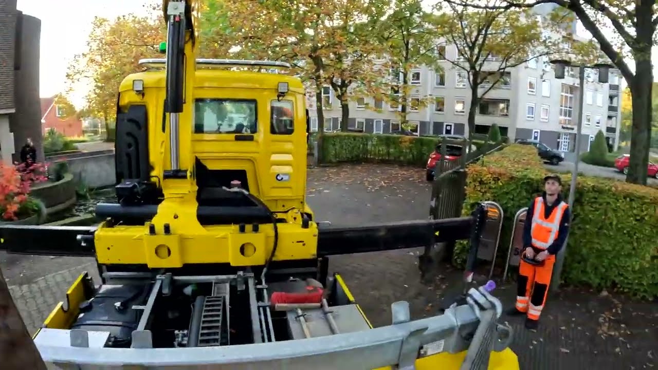 auto rijdt bijna tegen berger aan die onderweg is naar een ongeval.