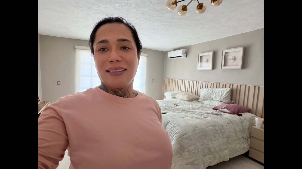 Kary Torres Oficial est&aacute; en vivo en casa reposando el rostro