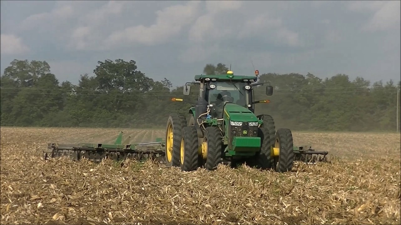 JOHN DEERE 8370R DISKING CORN STALKS. SCOTT FARMS 2017 SUMMER TILLAGE