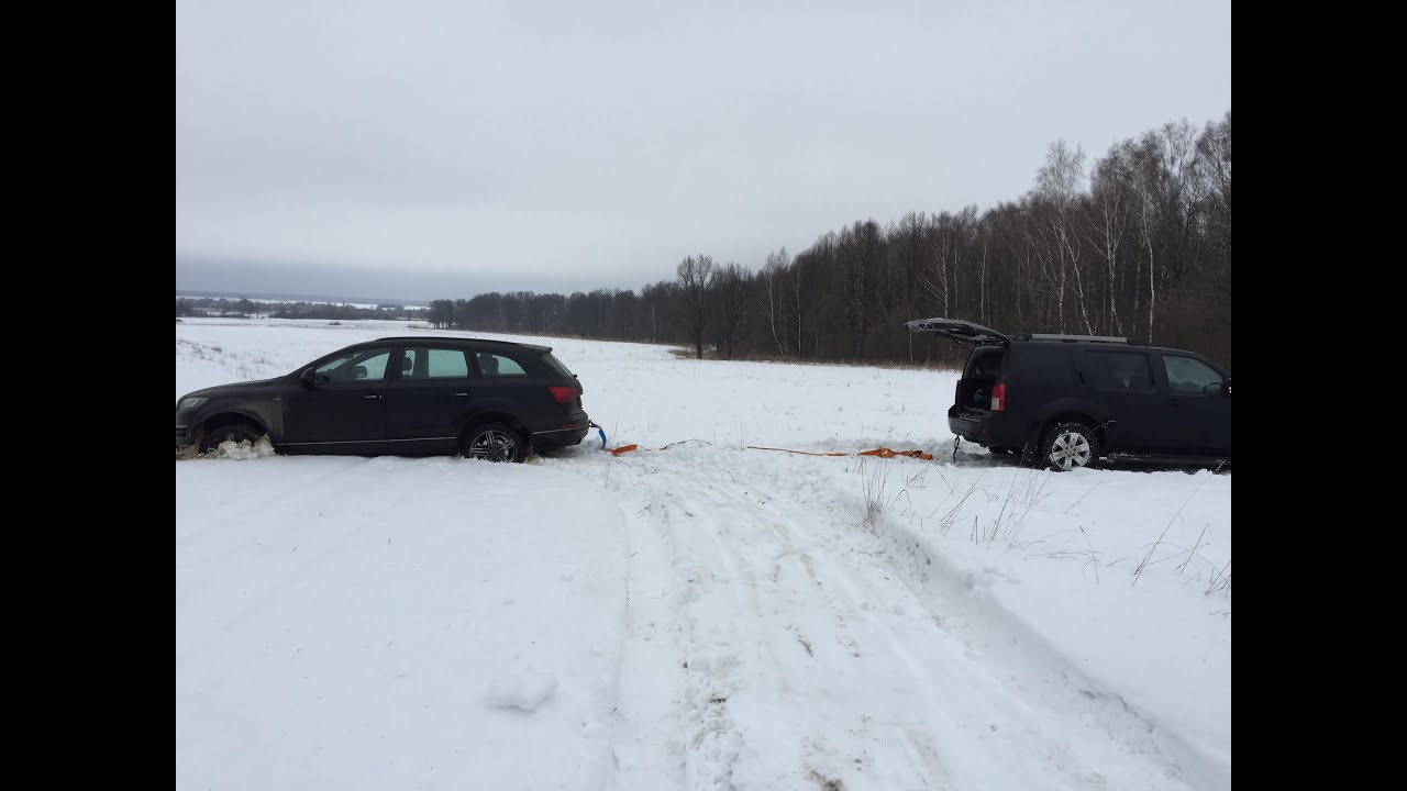 Audi Q7 застряла в снегу - snow stuck. Вытаскивает Nissan Pathfinder.