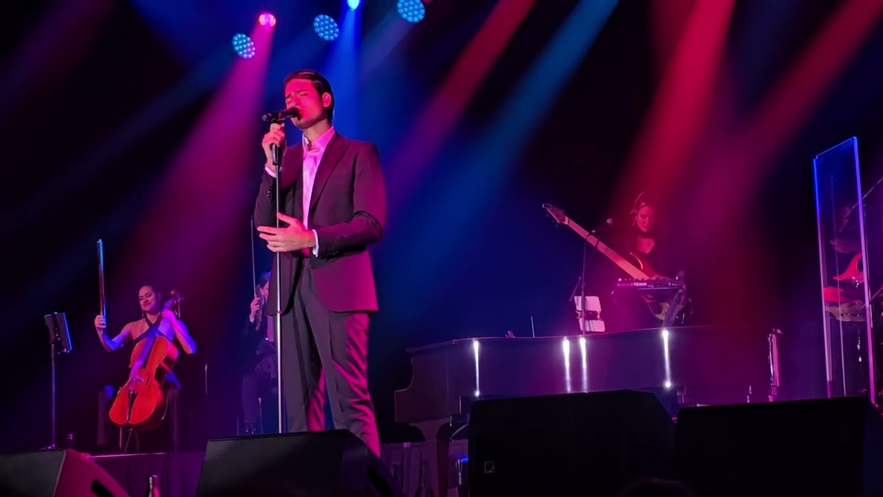 "Matteo Bocelli" sings "Piove"