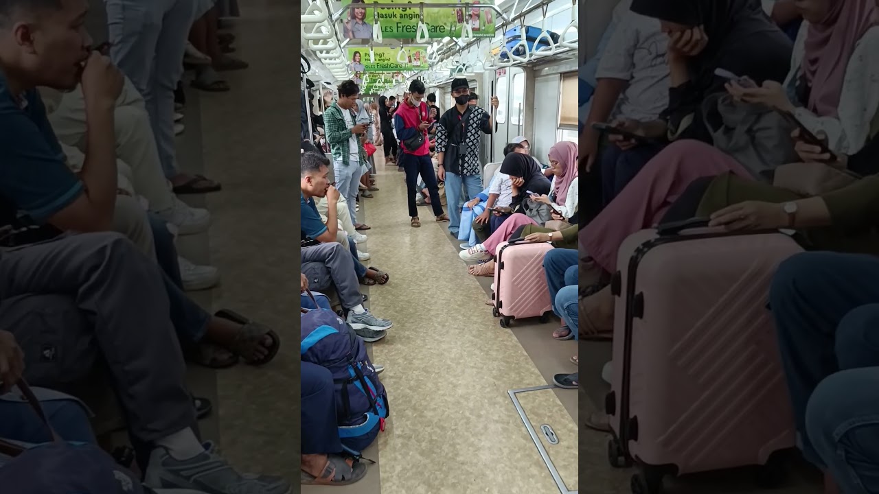 Suasana dalam kereta menuju stasiun transit manggarai
