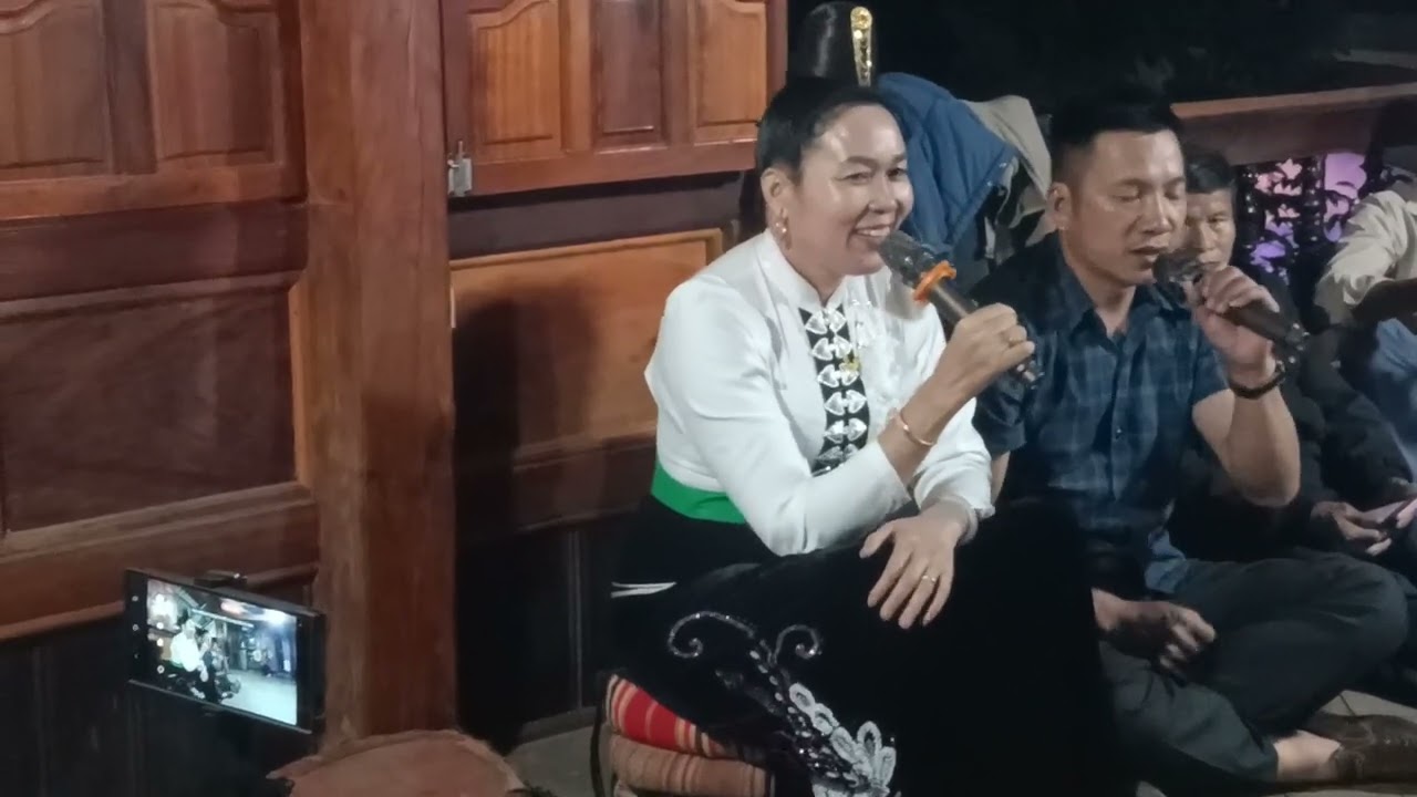 Hoàng Nhung lên lai châu hát với lù binh