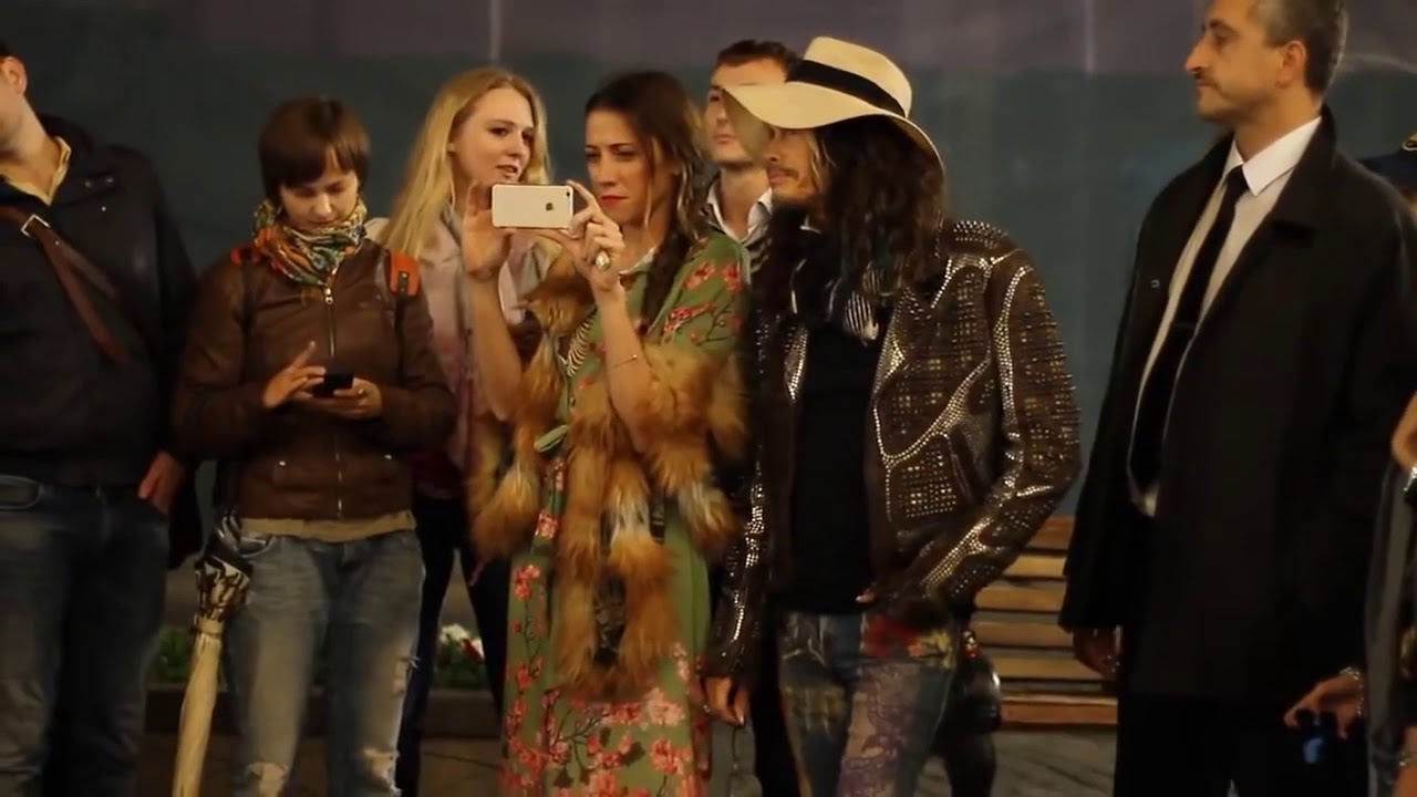 Aerosmith Steven Tyler - With Street Musician sings in Moscow