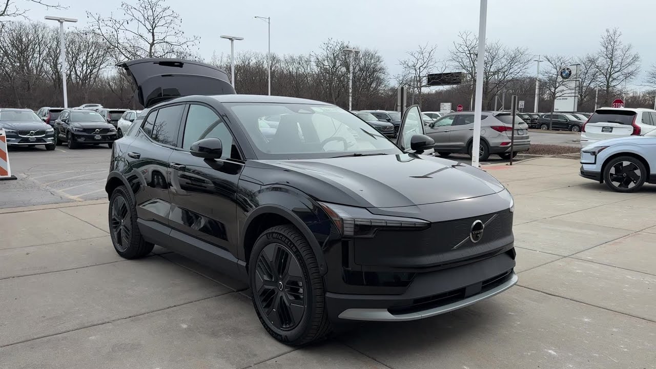 2026 Volvo EX30 Cross Country Ultra Highland Park, Evanston, Deerfield, Lake Forest, Winnetka, IL