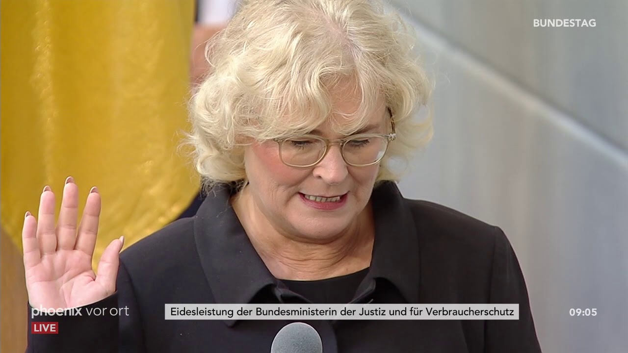 Eidesleistung der neuen Bundesjustizministerin Christine Lambrecht im Bundestag am 27.06.19