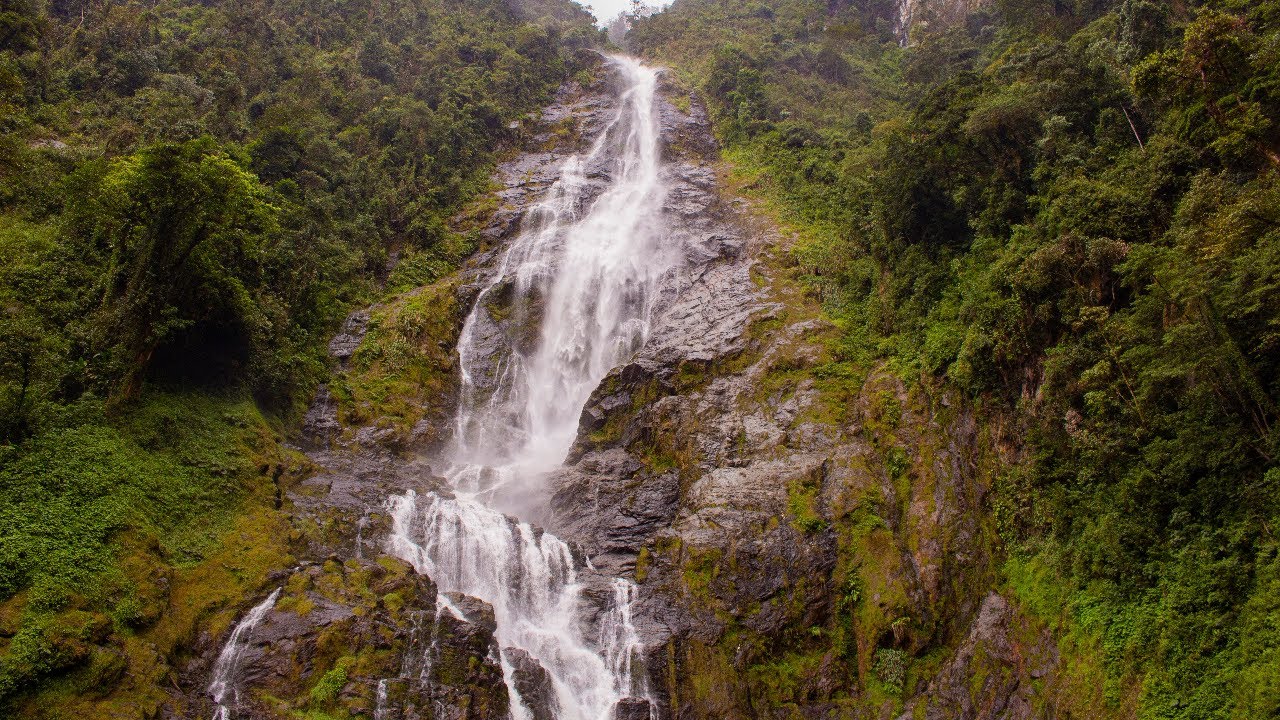 Una CASCADA con m&aacute;s de 490 metros DE ALTURA: Cascada la Plata.