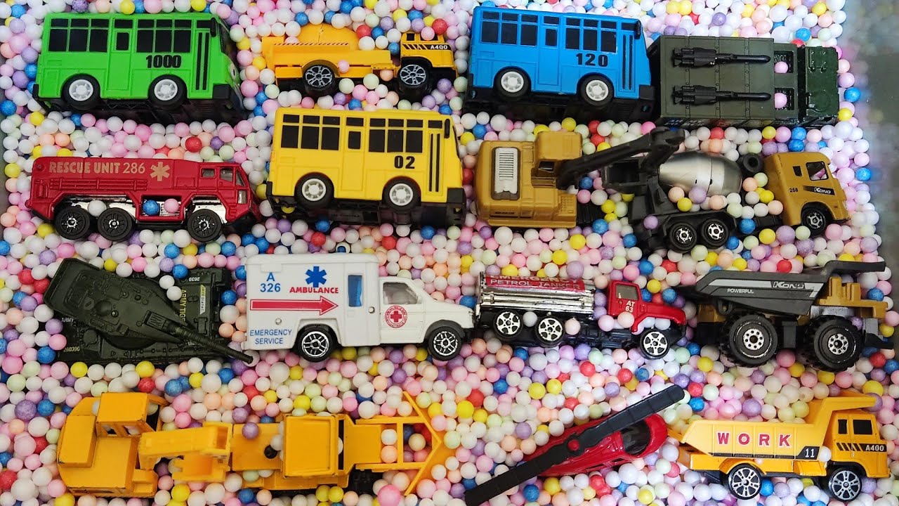 Mencari Dan Menemukan Mainan Mobil Mobilan Polisi, Truk Molen, Helikopter, Ambulance, Trukdump, Tayo