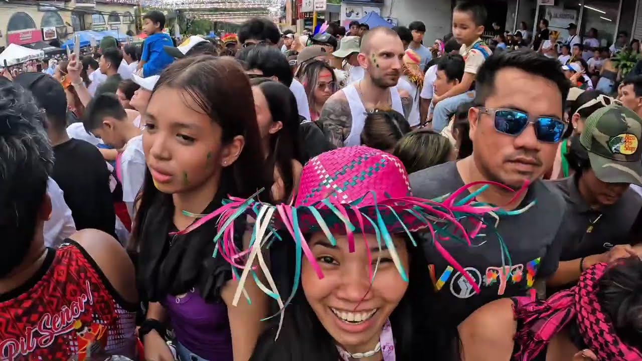 🇵🇭 I Got Caught Up in the Crowd and the Snake Showed Up.